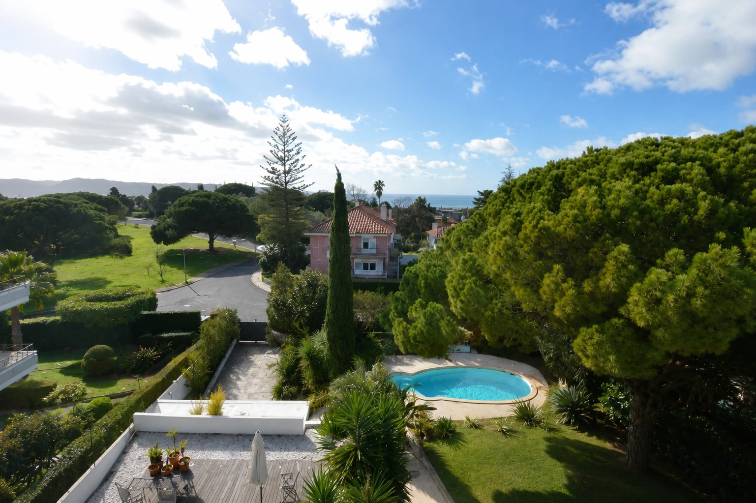 Vista aérea de moradia com jardim, piscina e pinheiros maduros, Restelo