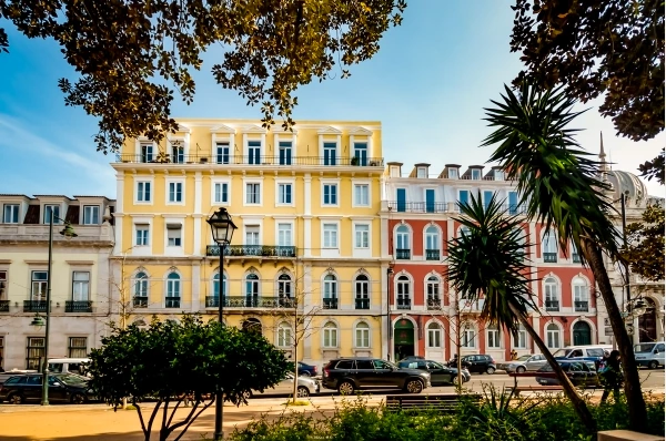 Fachadas residenciais coloridas em Príncipe Real, entre árvores